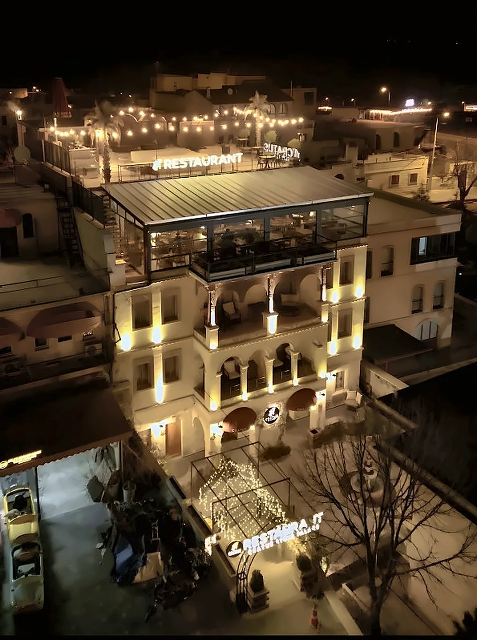 Le Cratus Premium Restaurant vu du ciel la nuit