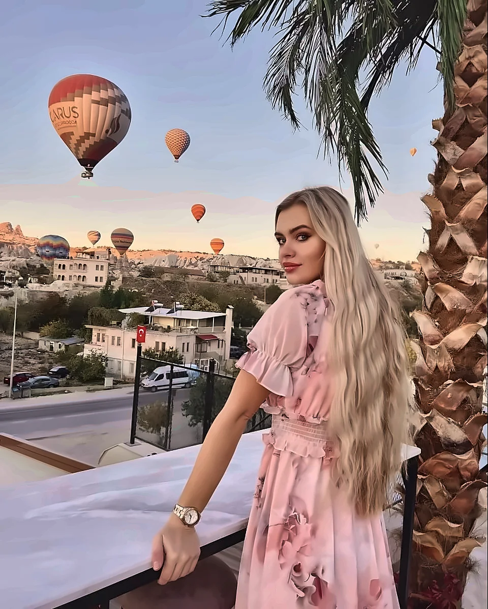Lever du soleil et montgolfières sur la terrasse