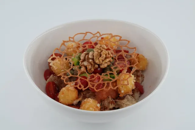 Salade gourmande au fromage croustillant