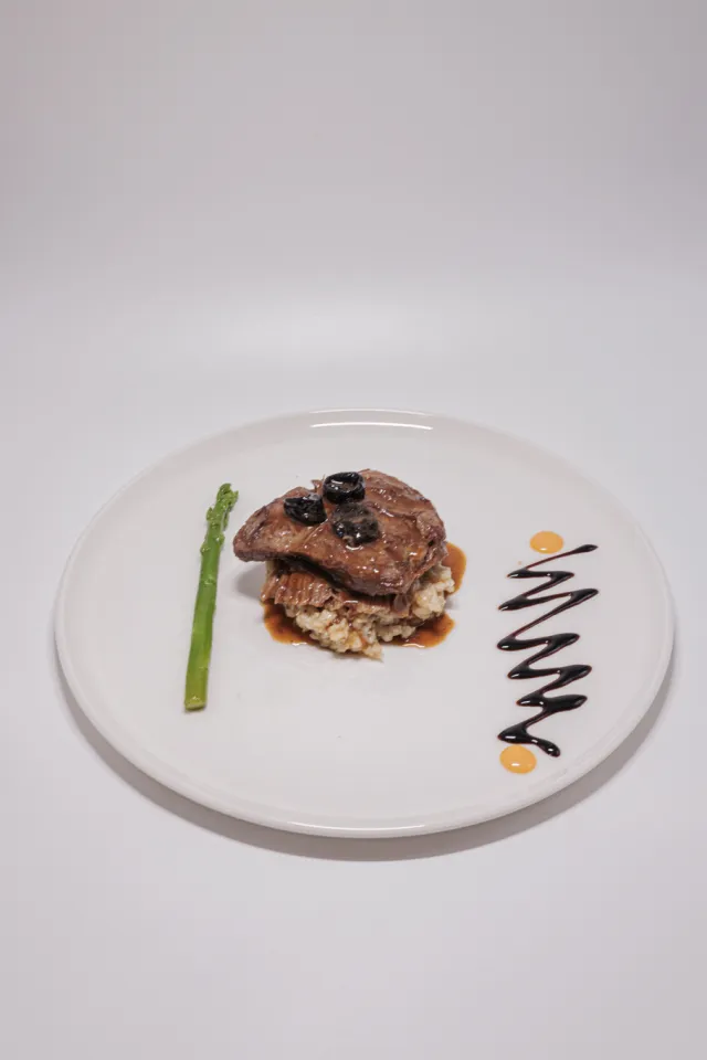 Côtes de bœuf mijotées aux prunes mürdüm